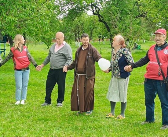 Obraz do wydarzenia Валанцёры CARITAS і моладзь ФМ Таў разам з братам Сяргеем наведалі сацыяльны пансіянат "Цёплы дом".