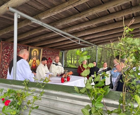 Obraz do wydarzenia “Крынічка Божай любові”: Святая Імша ля каплічкі-крынічкі ў Лешне.