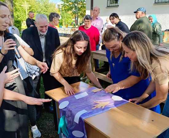 Obraz do wydarzenia Цяпло восені — цяпло сэрцаў: валанцёры Caritas дораць радасць і сяброўства.
